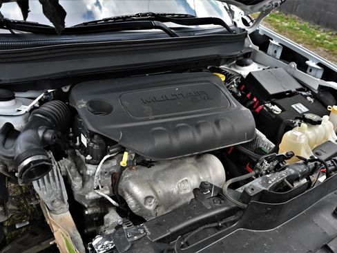 Used 2019 Jeep Cherokee Limited FWD image 14