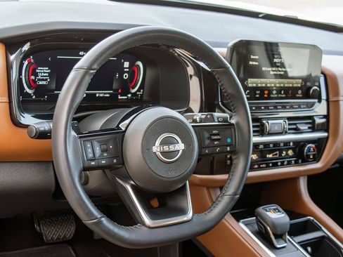 Used 2024 Nissan Pathfinder Platinum image 14