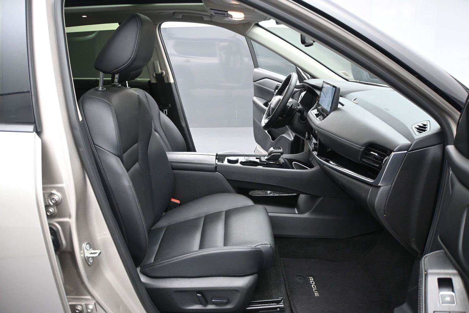 Certified 2025 Nissan Rogue SL w/ SL Premium Package AWD/4WD image 15