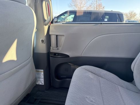 Used 2015 Toyota Sienna LE image 12