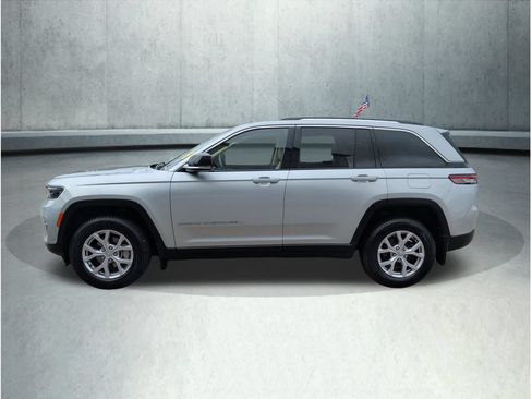 Used 2022 Jeep Grand Cherokee Limited w/ Luxury Tech Group II AWD/4WD image 2