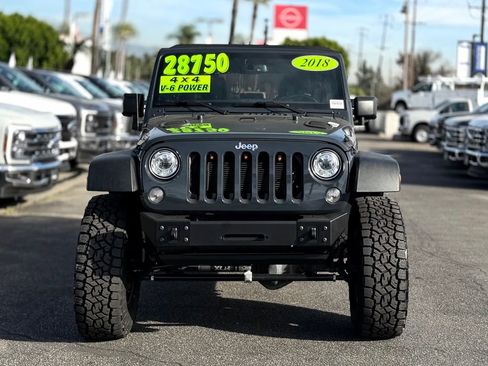 Used 2018 Jeep Wrangler Unlimited Rubicon w/ Connectivity Group image 4