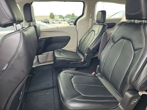 Used 2024 Chrysler Pacifica Touring-L FWD image 9
