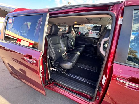 Used 2018 Toyota Sienna SE Premium image 30