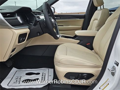 New 2025 Jeep Grand Cherokee Limited w/ Luxury Tech Group II image 5