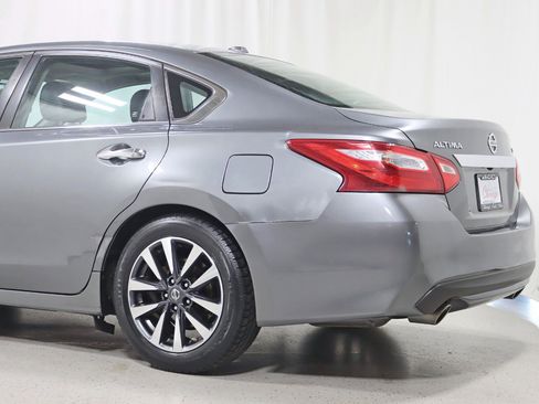 Used 2017 Nissan Altima 2.5 SL w/ Moonroof Package image 10