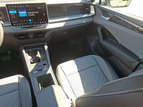 Certified 2025 Volkswagen Tiguan SE w/ Panoramic Sunroof Package image 16