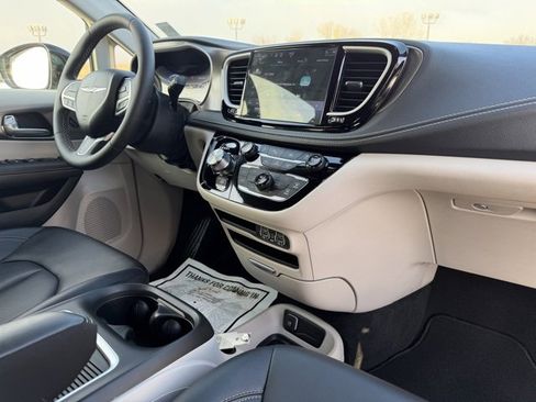 Used 2024 Chrysler Pacifica Touring-L image 10