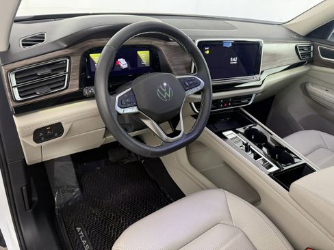 Used 2025 Volkswagen Atlas SEL AWD/4WD image 19