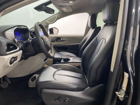 Used 2024 Chrysler Pacifica Touring-L image 13