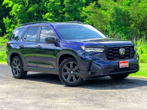 Used 2025 Honda Pilot Sport image 1
