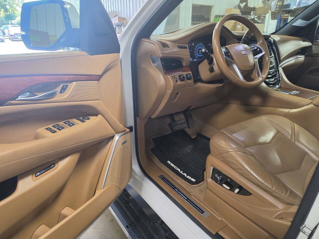 Used 2017 Cadillac Escalade Platinum AWD/4WD image 29