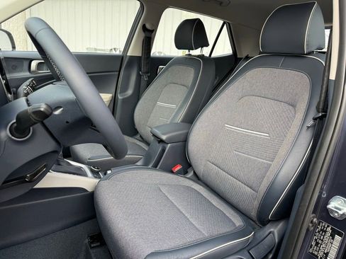 Used 2025 Hyundai Venue Limited image 8