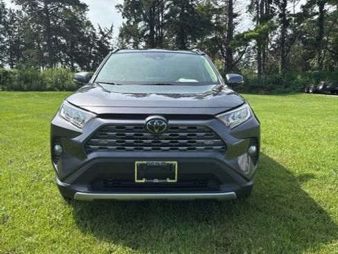 Used 2020 Toyota RAV4 Limited image 3