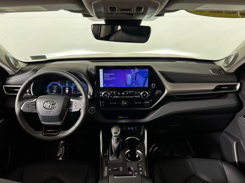 Certified 2026 Toyota Highlander Limited AWD/4WD image 28