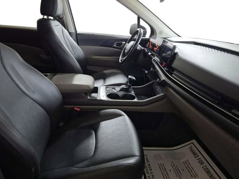 Used 2025 Kia Carnival FWD image 3