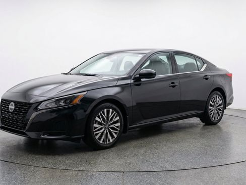 Used 2025 Nissan Altima 2.5 SV FWD image 3