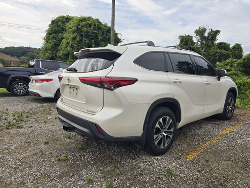 Used 2021 Toyota Highlander XLE AWD/4WD image 3