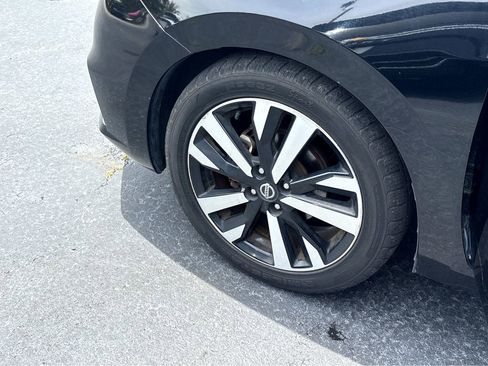 Used 2022 Nissan Versa SR FWD image 21