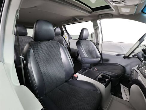 Used 2012 Toyota Sienna SE FWD image 23