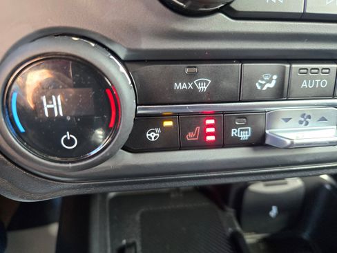 Used 2025 Ford Bronco Badlands image 19