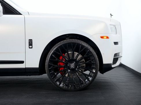 Used 2022 Rolls-Royce Cullinan Black Badge w/ Dark Exterior Package image 10