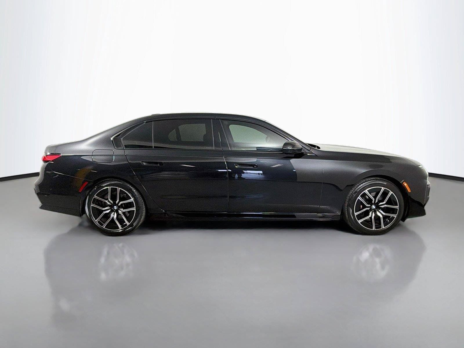 Used 2023 BMW 740i RWD image 4