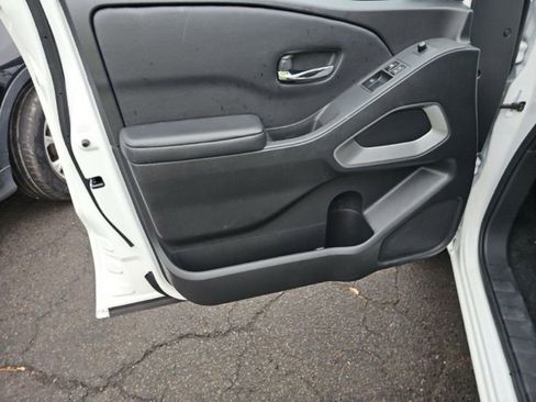 Used 2025 Nissan Frontier SV image 17