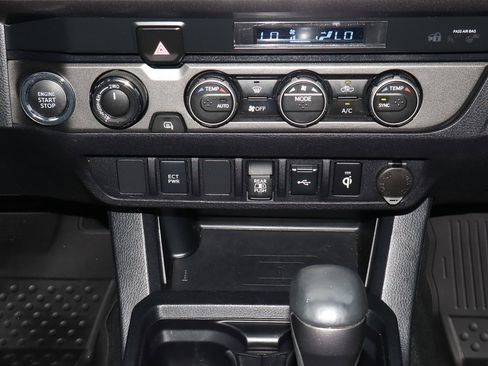 Used 2022 Toyota Tacoma TRD Off-Road image 11