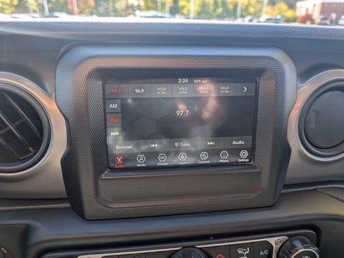 Used 2022 Jeep Gladiator Willys image 19