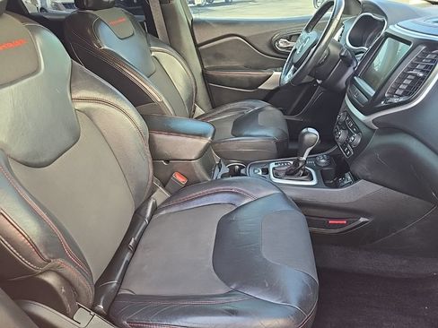 Used 2017 Jeep Cherokee Trailhawk w/ Comfort/Convenience Group AWD/4WD image 29