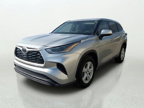 Used 2021 Toyota Highlander L FWD image 3