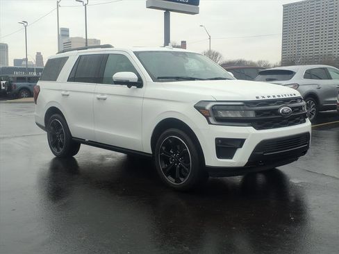 Used 2022 Ford Expedition Limited image 3