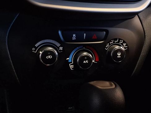 Used 2017 Jeep Cherokee Sport FWD image 20