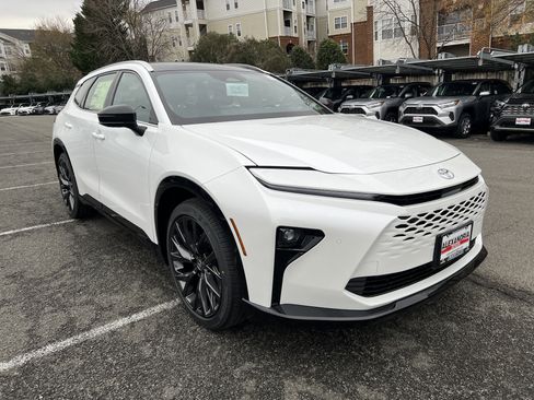 New 2025 Toyota Crown Signia image 3