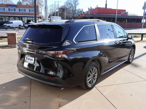 Used 2024 Toyota Sienna XLE image 5