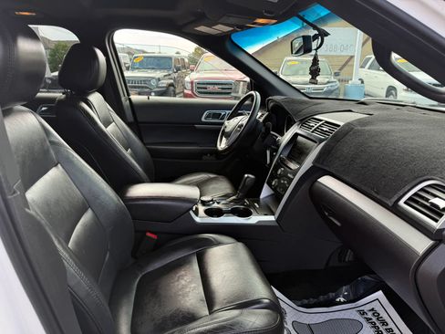Used 2015 Ford Explorer XLT w/ Equipment Group 202A AWD/4WD image 17