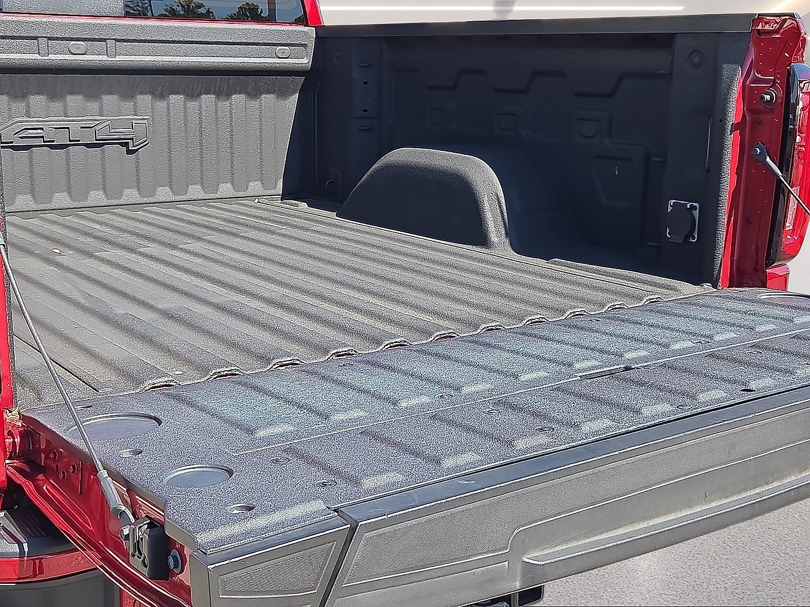 Used 2024 GMC Sierra 1500 AT4 w/ Technology Package AWD/4WD image 18