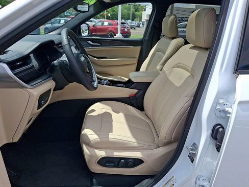 Used 2023 Jeep Grand Cherokee L Limited AWD/4WD image 18