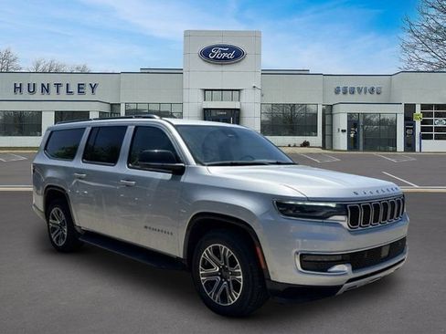 Used 2024 Jeep Wagoneer L Series II w/ Flexible Seating Group AWD/4WD image 3