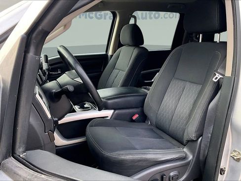 Used 2017 Nissan Titan SV image 23