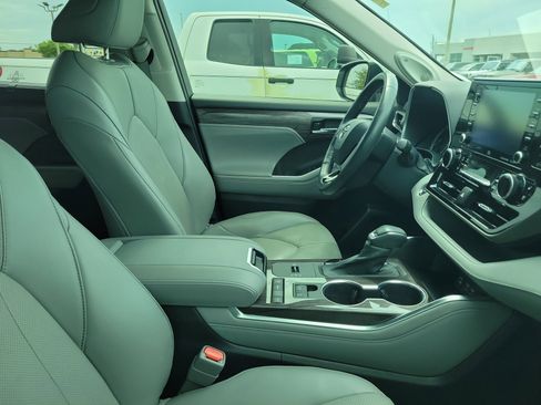 Used 2022 Toyota Highlander Limited FWD image 10
