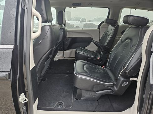 Used 2024 Chrysler Pacifica Limited image 14