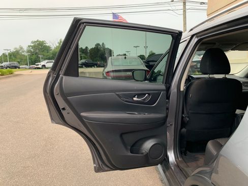 Used 2018 Nissan Rogue SV AWD/4WD image 29
