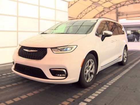 Used 2023 Chrysler Pacifica Limited FWD image 2
