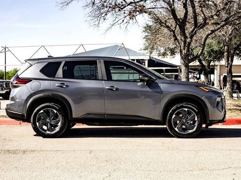 Used 2024 Nissan Rogue SV image 4