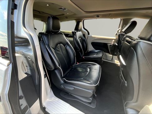 Used 2021 Chrysler Pacifica Limited w/ Uconnect Theater Family Group FWD image 23
