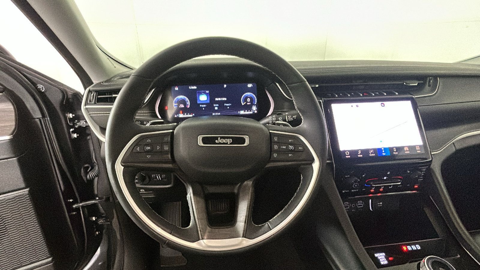 Used 2023 Jeep Grand Cherokee L Limited AWD/4WD image 17