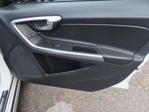 Used 2018 Volvo V60 T5 Cross Country w/ Convenience Package image 19