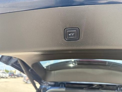 Used 2022 Chevrolet Traverse LT image 22